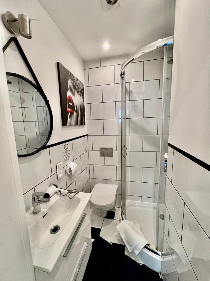 Unit Rooms Warszawa By Metro Rondo Onz Short Rent Idealne Pokoje Na Nocleg W Warszawie Kültér fotó