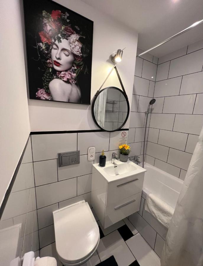 Unit Rooms Warszawa By Metro Rondo Onz Short Rent Idealne Pokoje Na Nocleg W Warszawie Kültér fotó